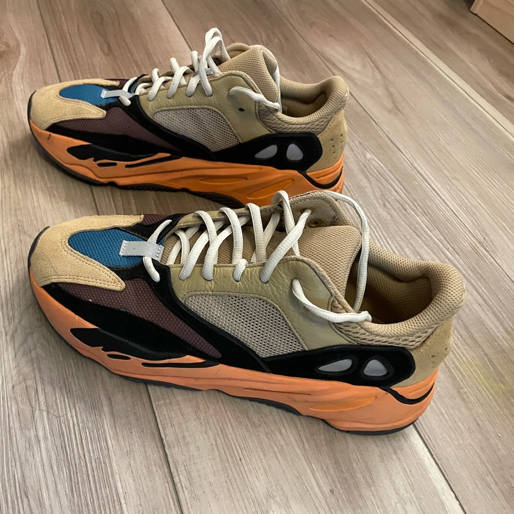 Adidas Yeezy 700